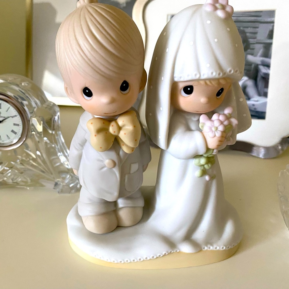 Precious Moments Bride & Groom figurine - Like New Condition